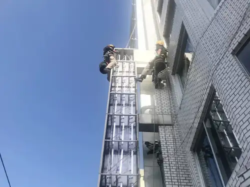 ロープ施工による袖看板の蛍光灯・配線交換