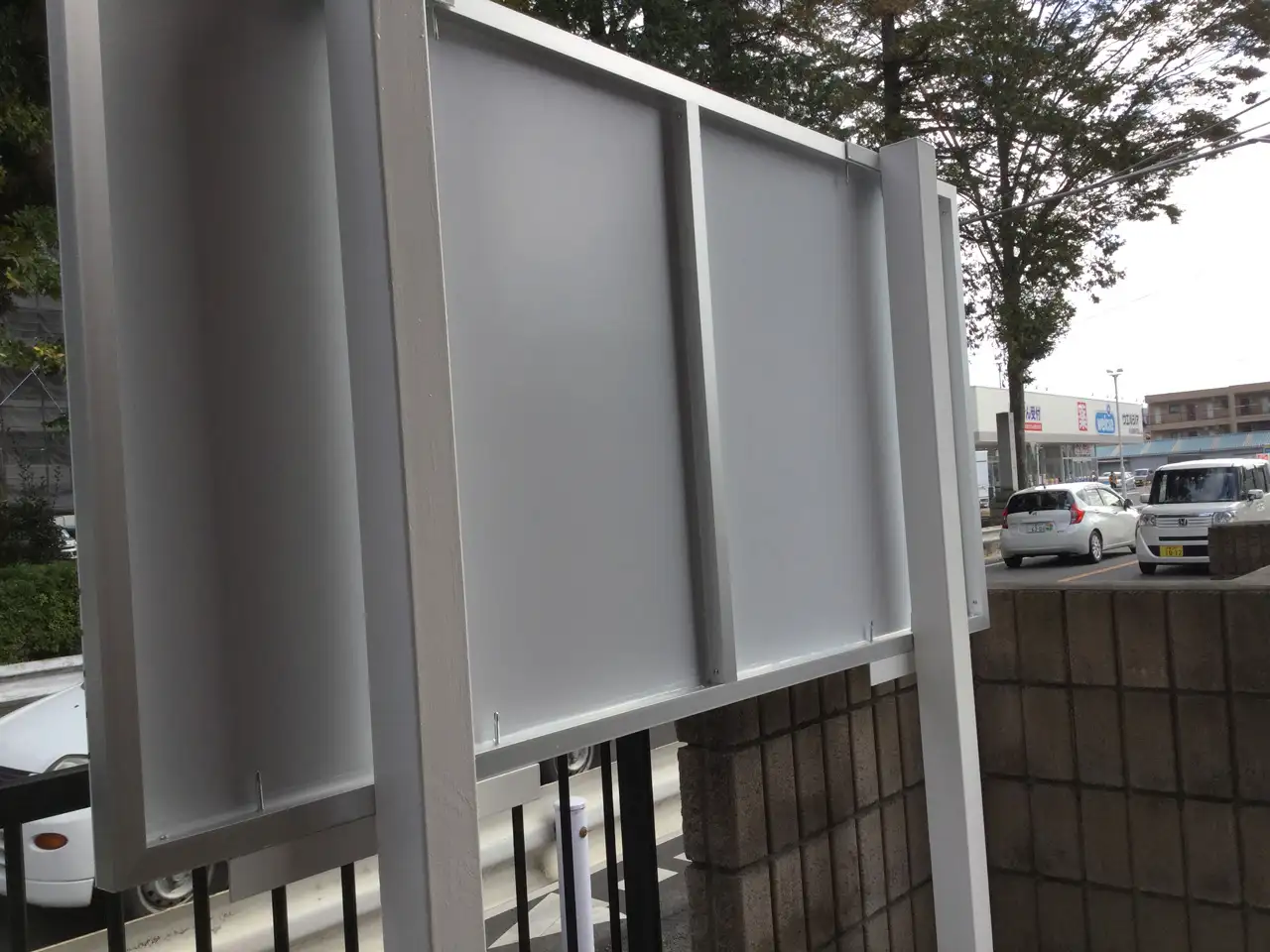新しく支柱もきれいに塗装された看板