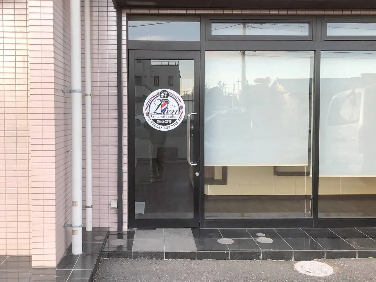 シンプルで清潔感のある理容室の入り口