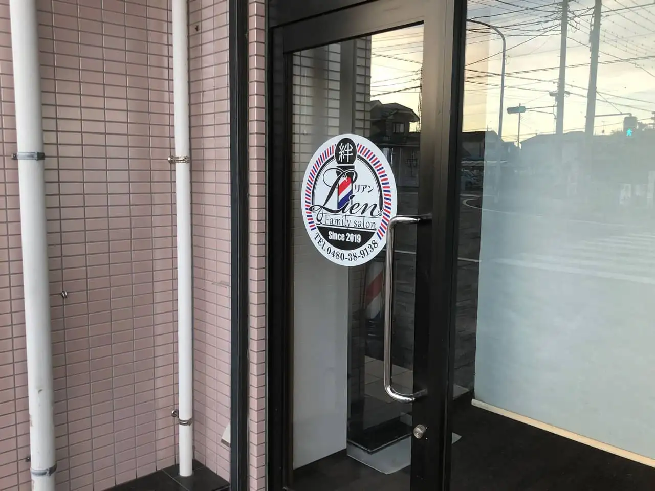 地元で愛される理容室のウィンドウサイン