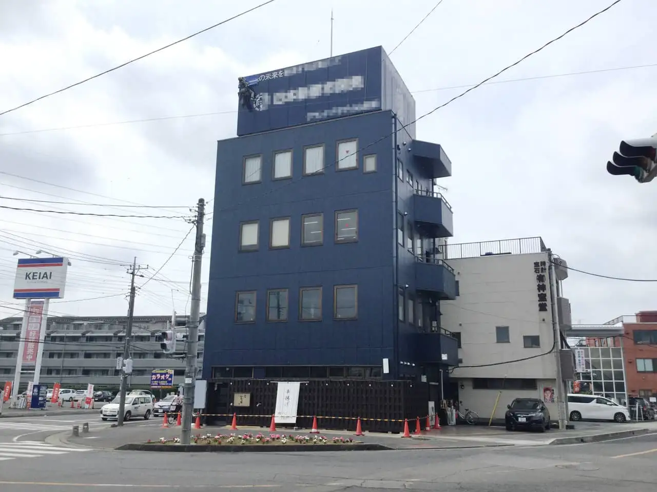 貼り替え前の塔屋看板