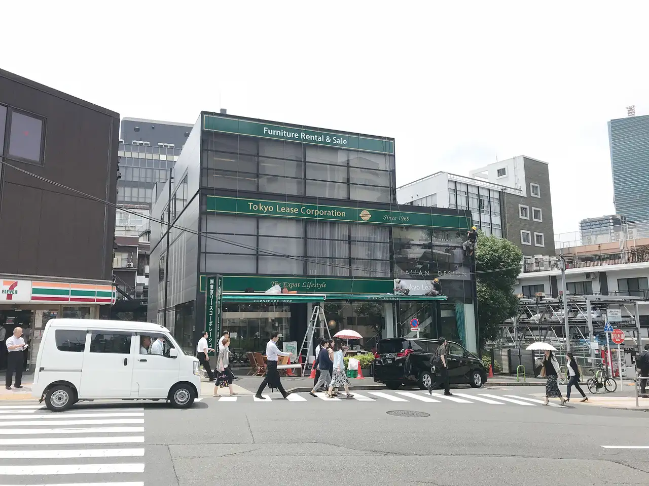 交通量の多い建物前歩道