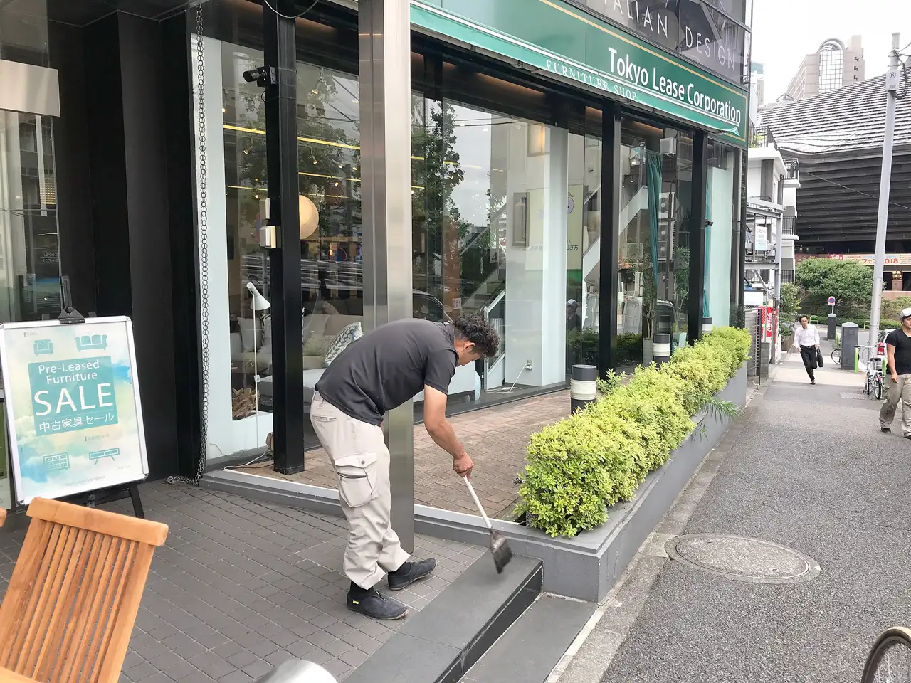 作業が終了した後、現場の掃除をするグローアップの看板職人