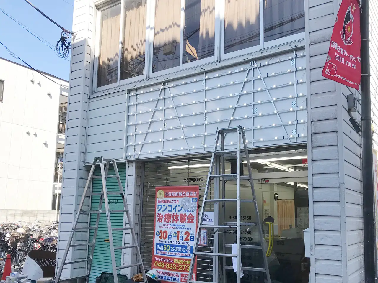 看板のパネルを外してLEDのチェック中