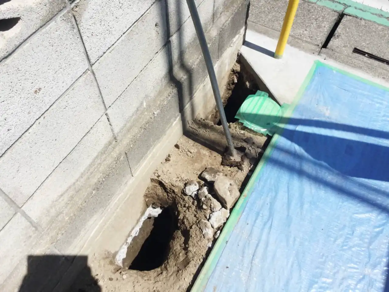 野立看板を設置するために養生しながら掘った穴