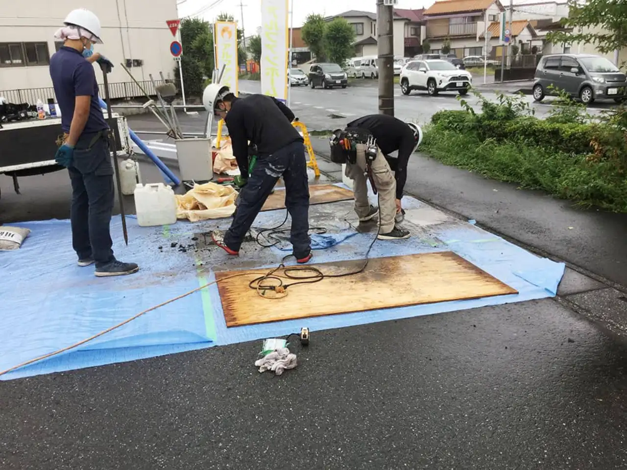 野立看板を立てるためにアスファルトを斫(はつ)っているところ