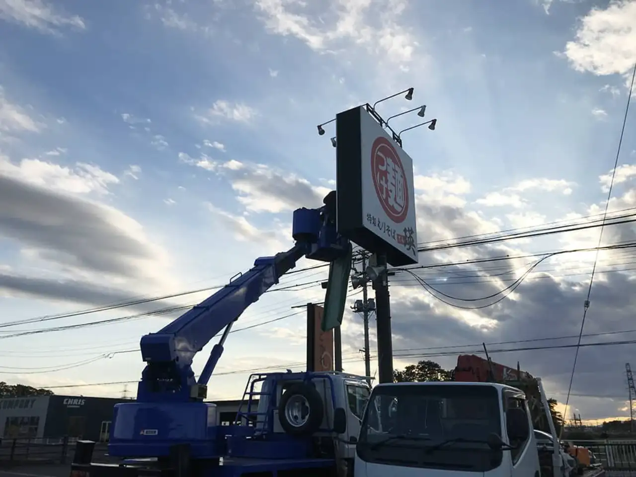 夕暮れ時の看板施工風景です