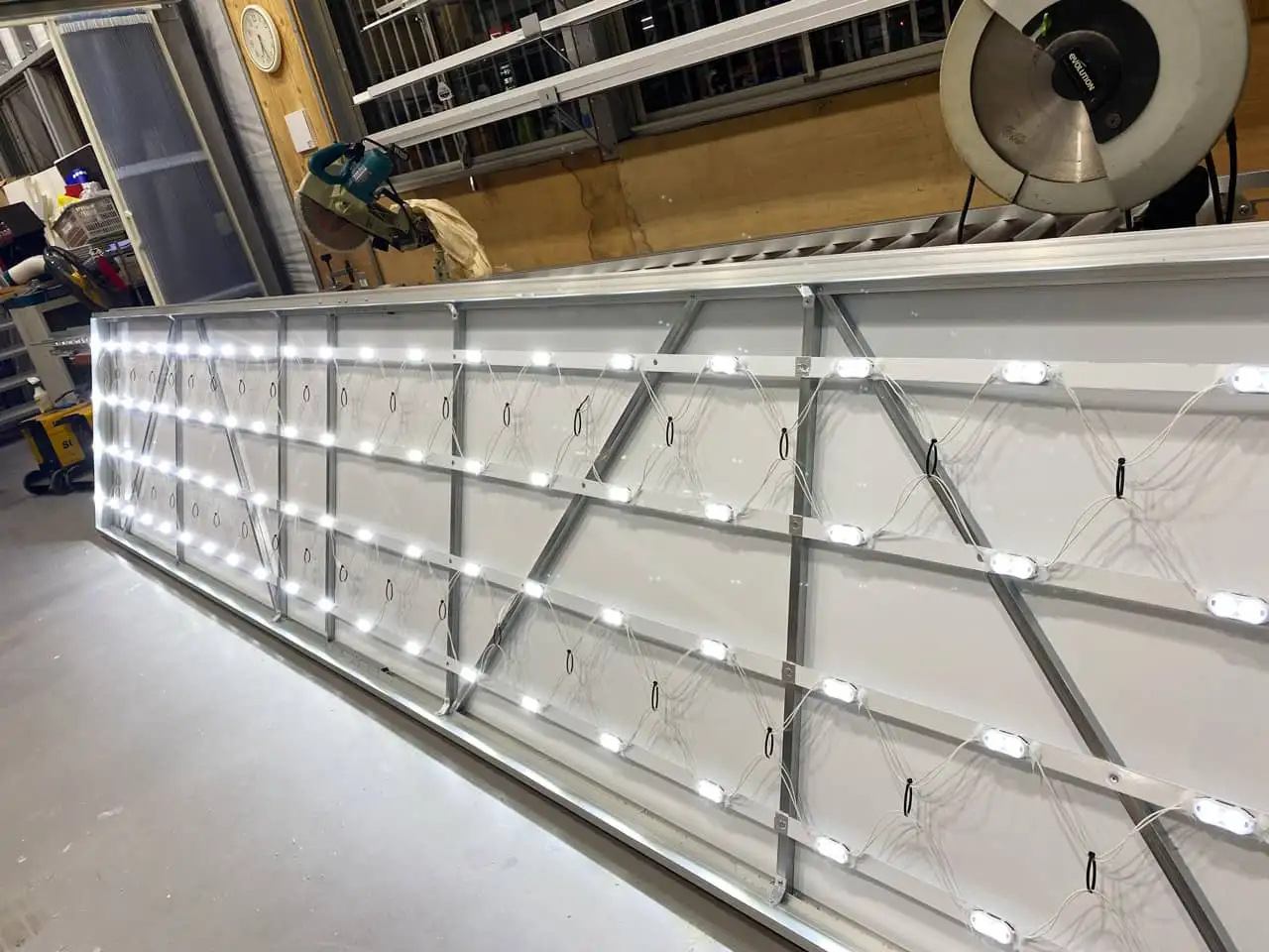 LEDモジュールを組み込んだFF看板