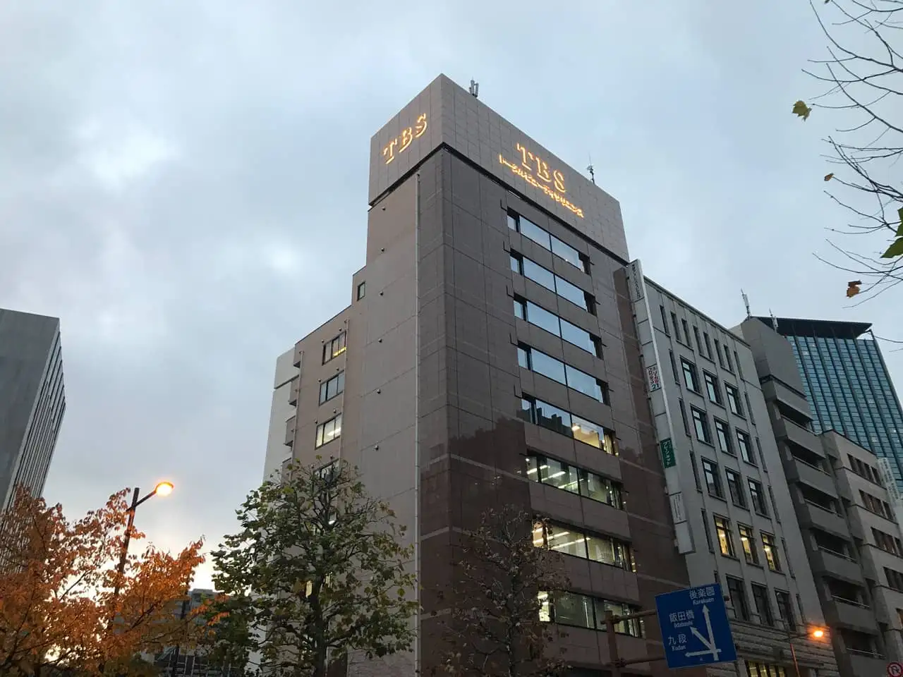 チャンネル文字が光り始めたTBSタワー