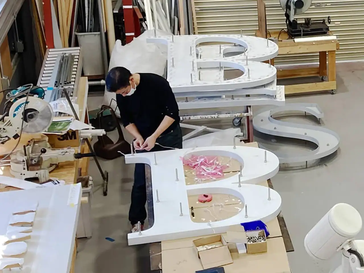 チャンネル文字の製作風景