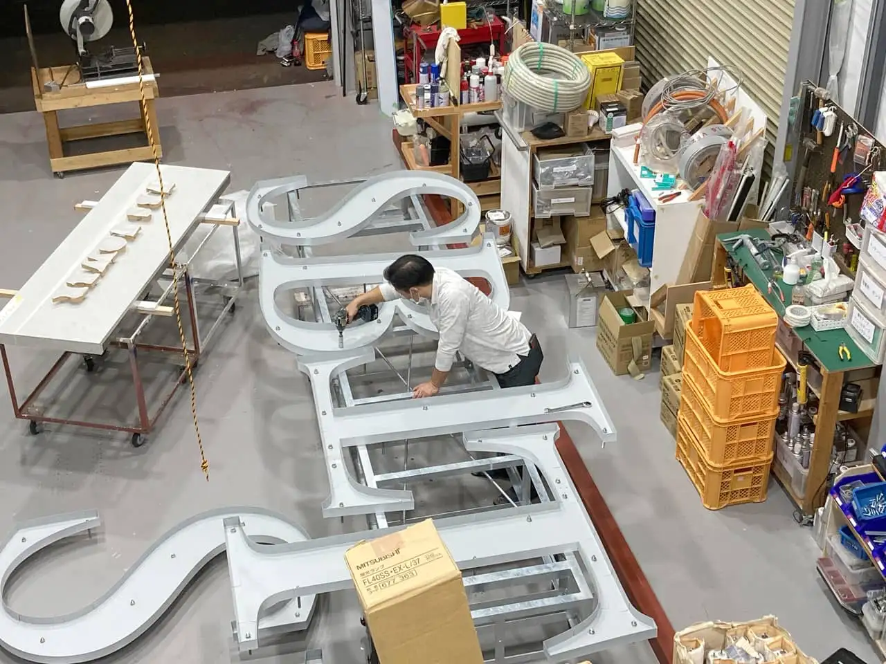チャンネル文字の製作風景