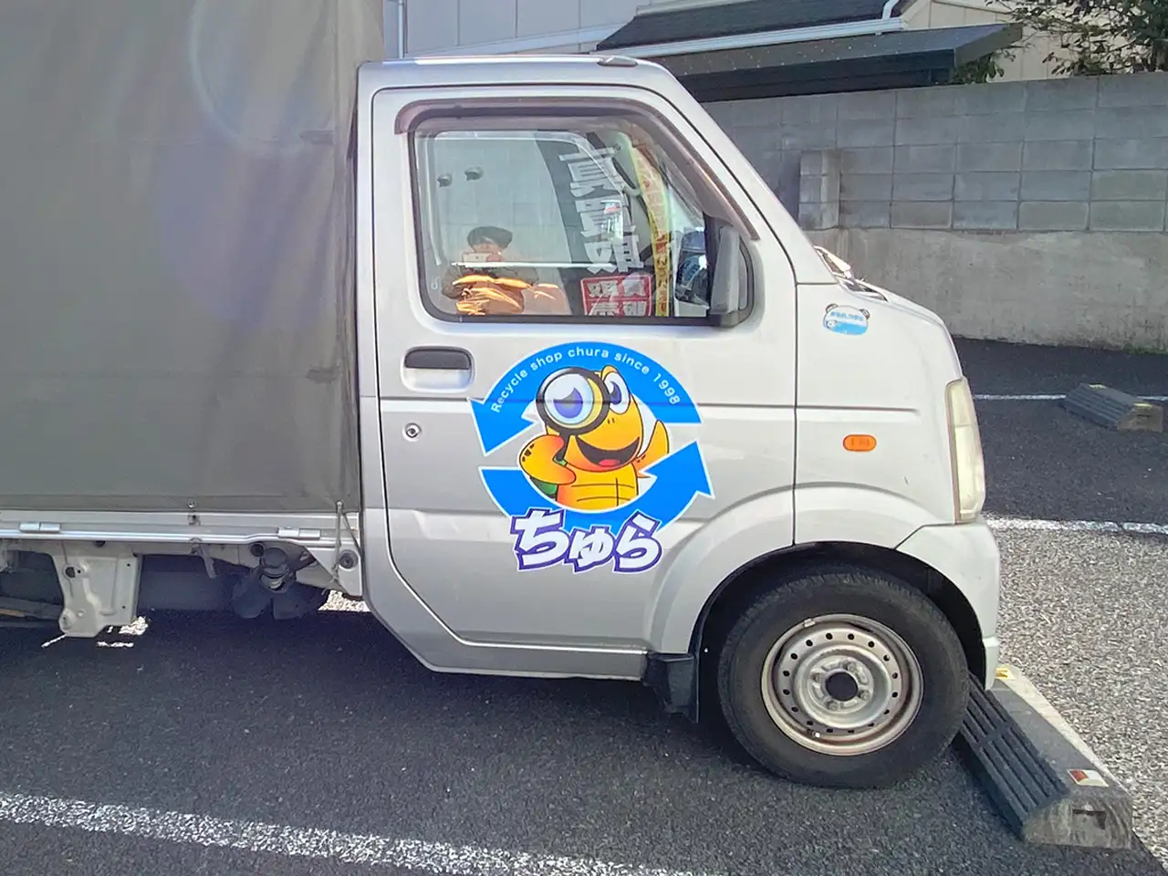 トラックのドアに貼られた車両マーキング