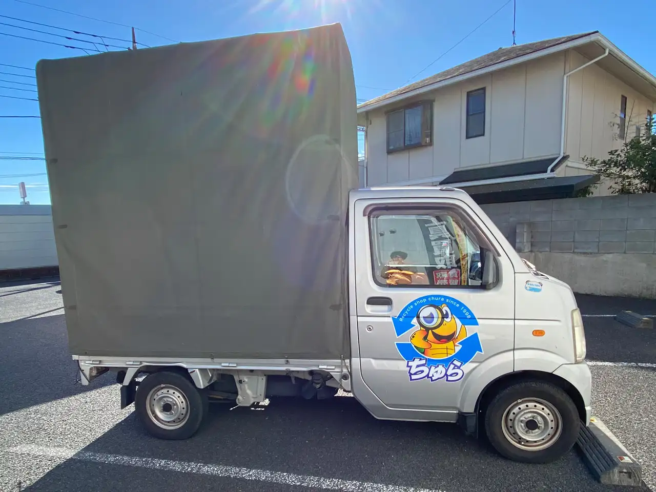 車両マーキングを貼られたトラックの全体