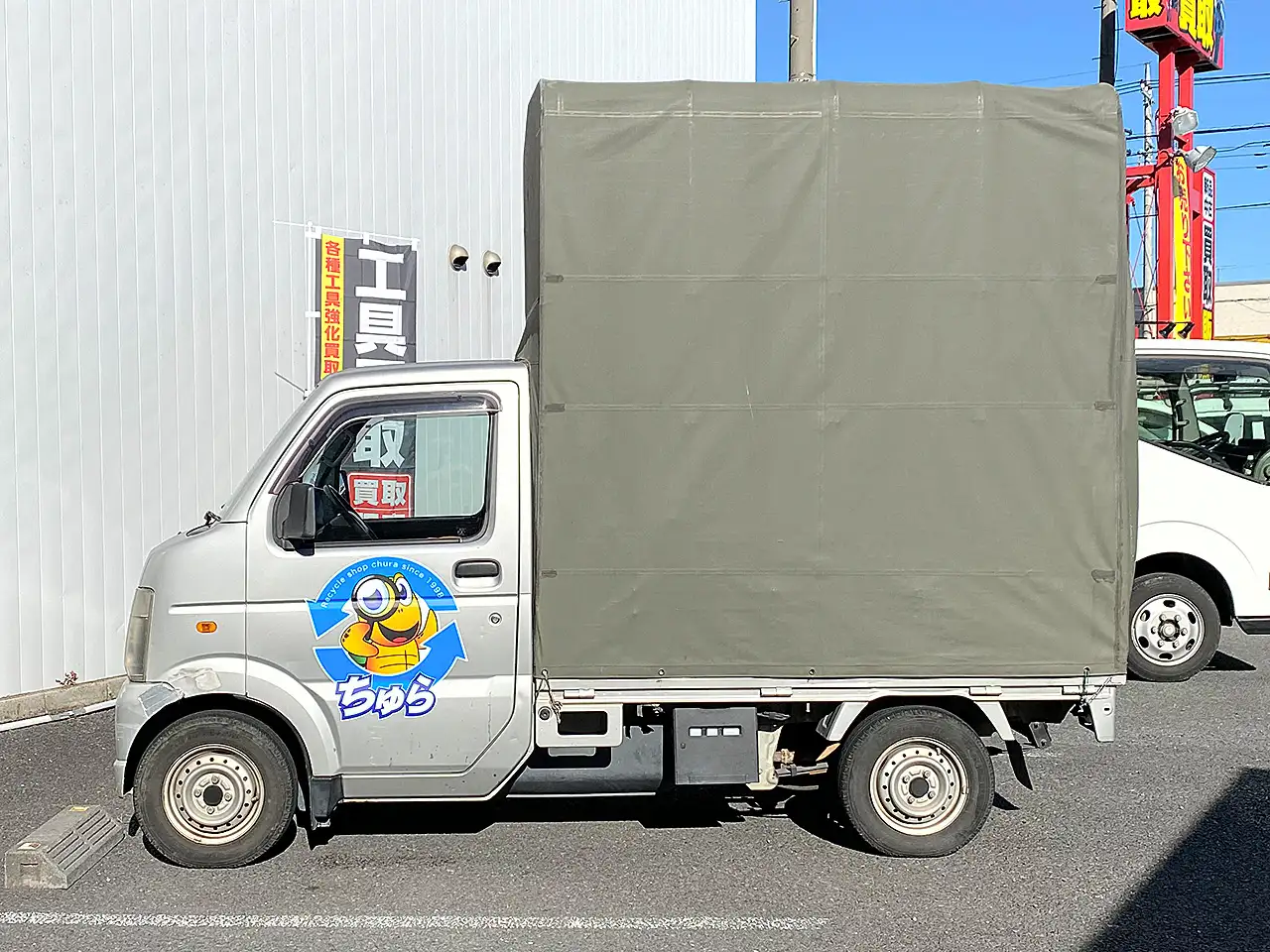 車両マーキングを貼られたトラックの全体