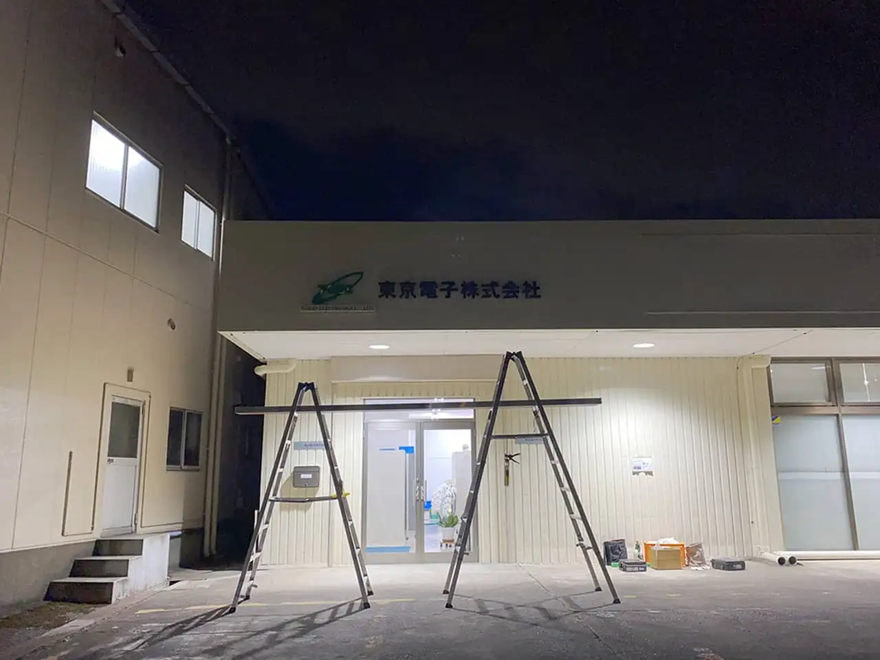 脚立で設置作業中