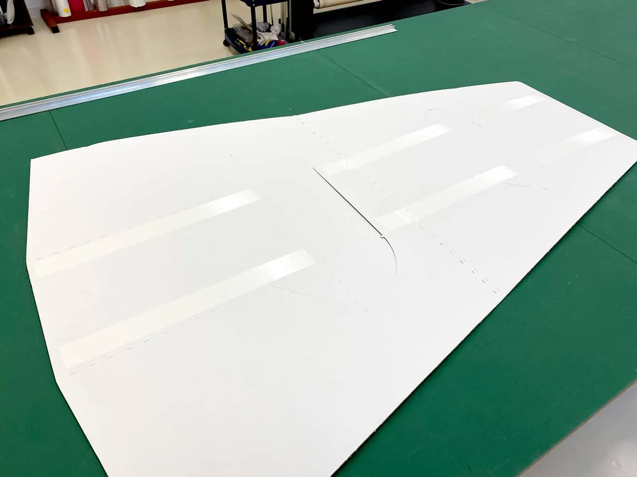 ダンボール製のスタンド