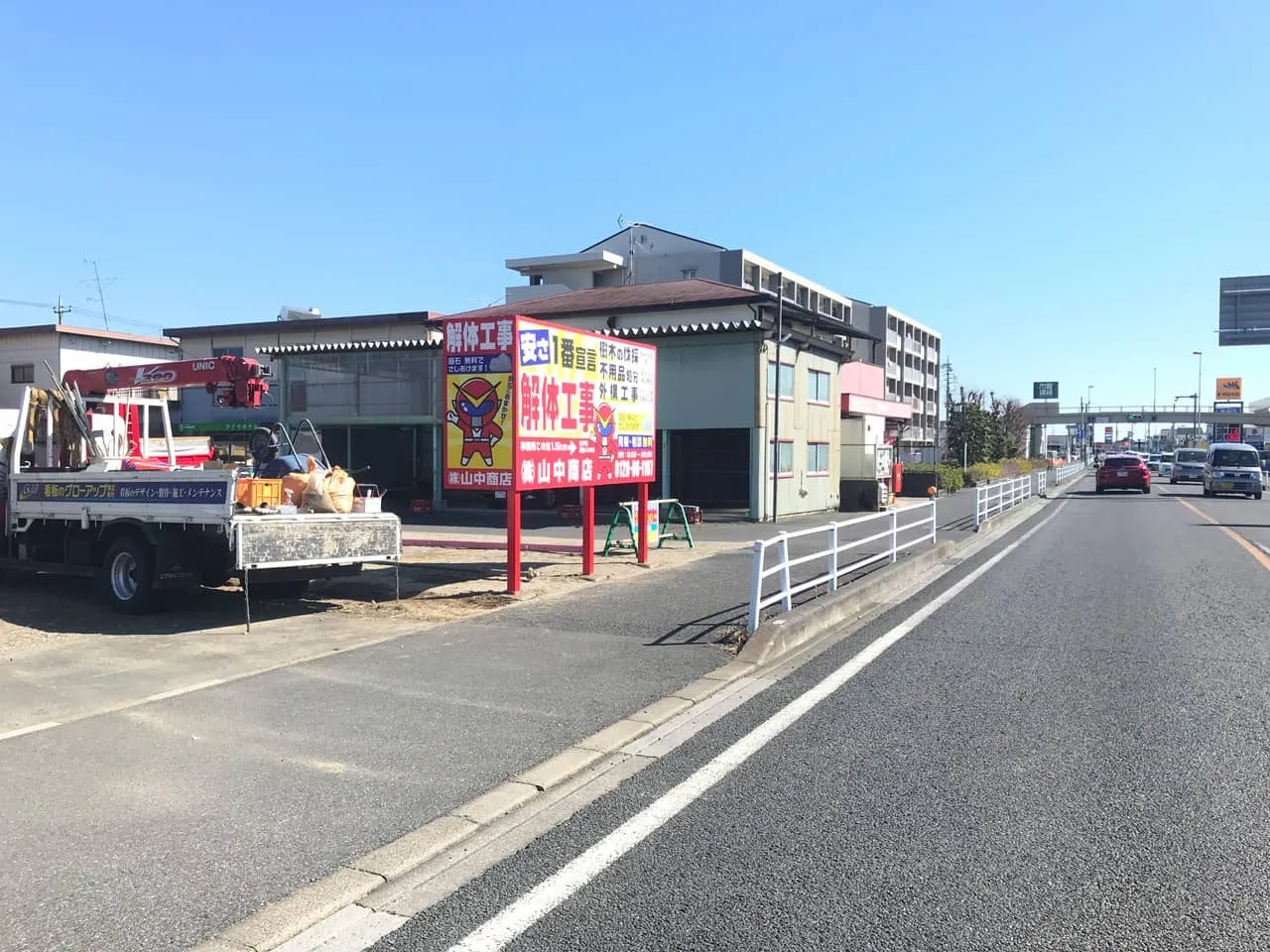 側面にも面板がついた野立看板