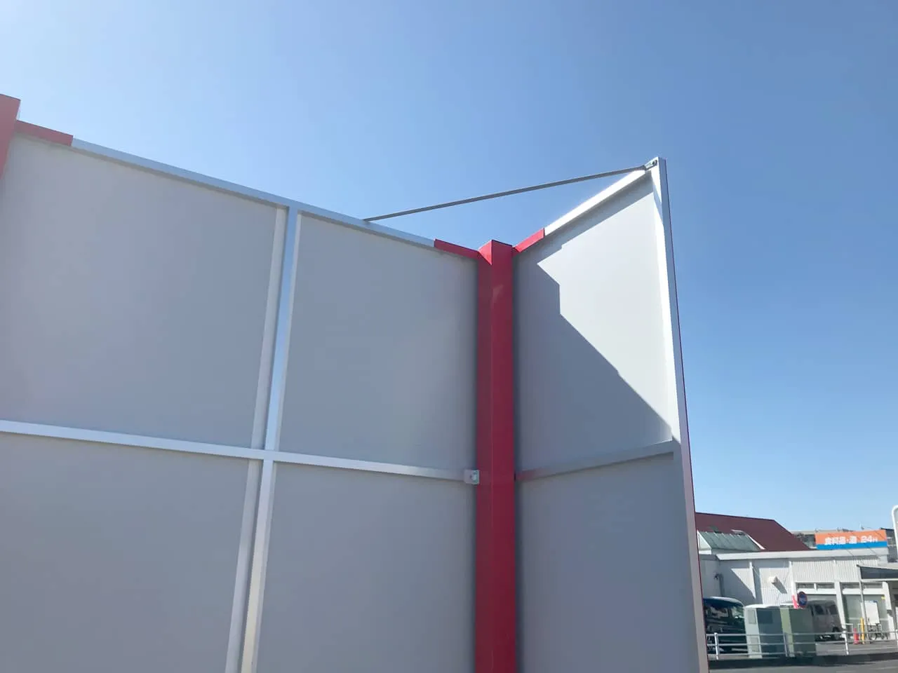 振れ止め棒がついた面板