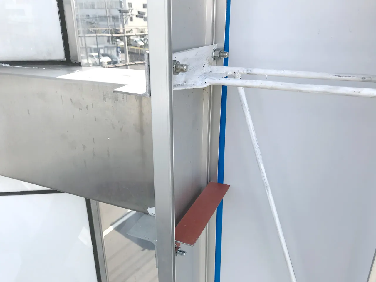ボルトでとめられた袖看板