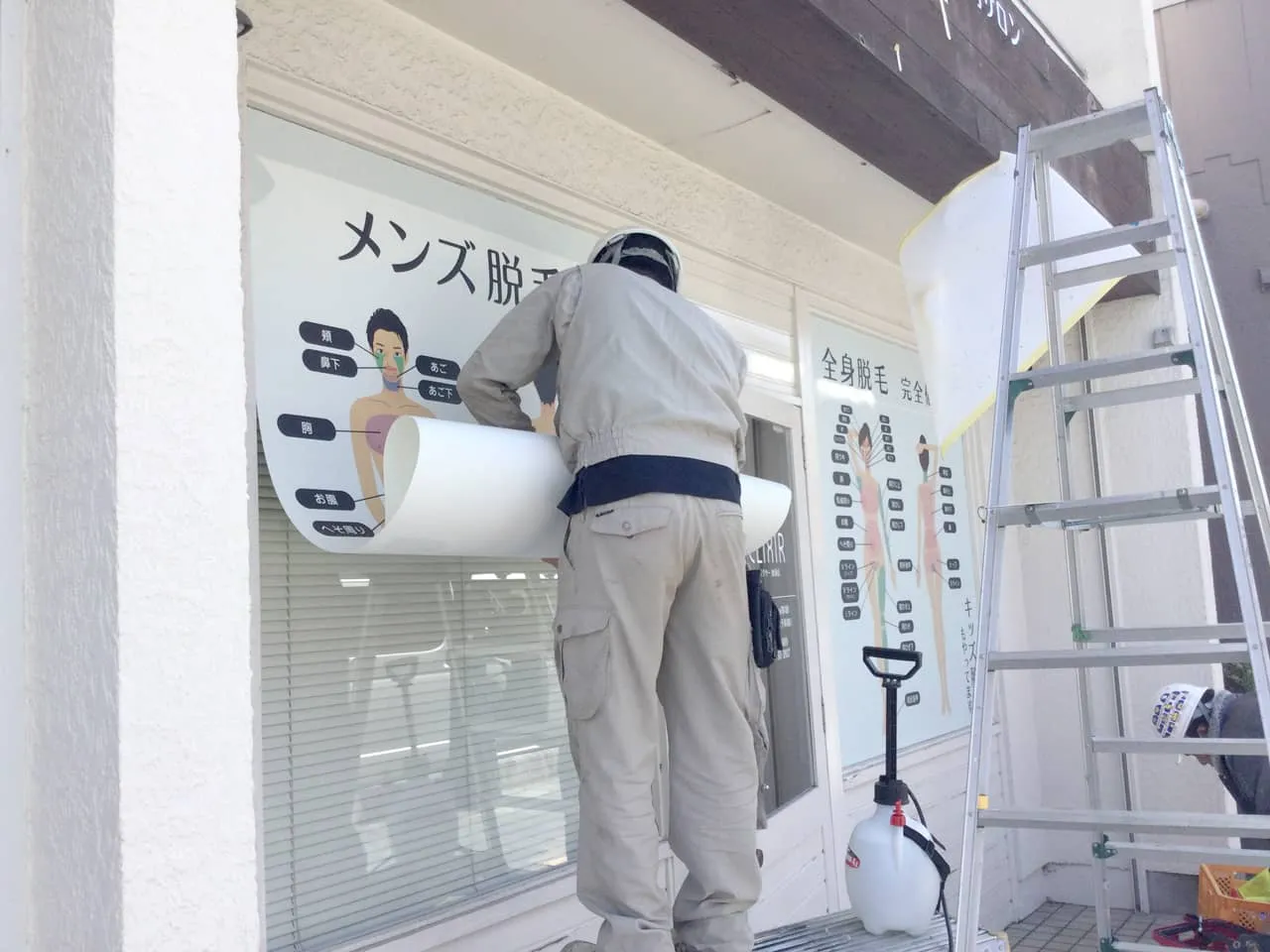 ウィンドウサインを貼り付けているところ