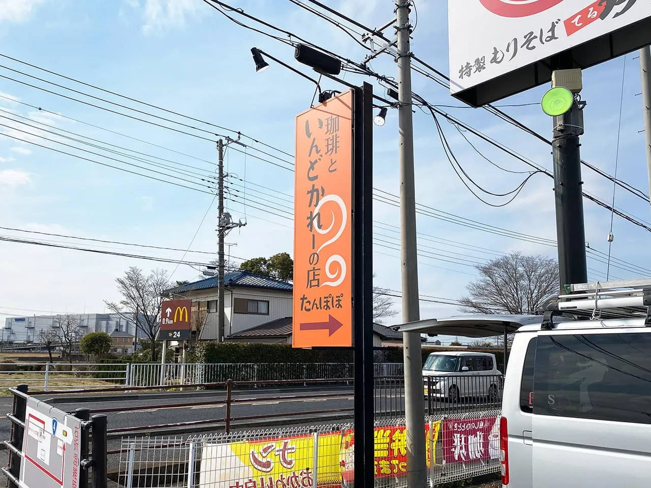 店舗外装を塗装中