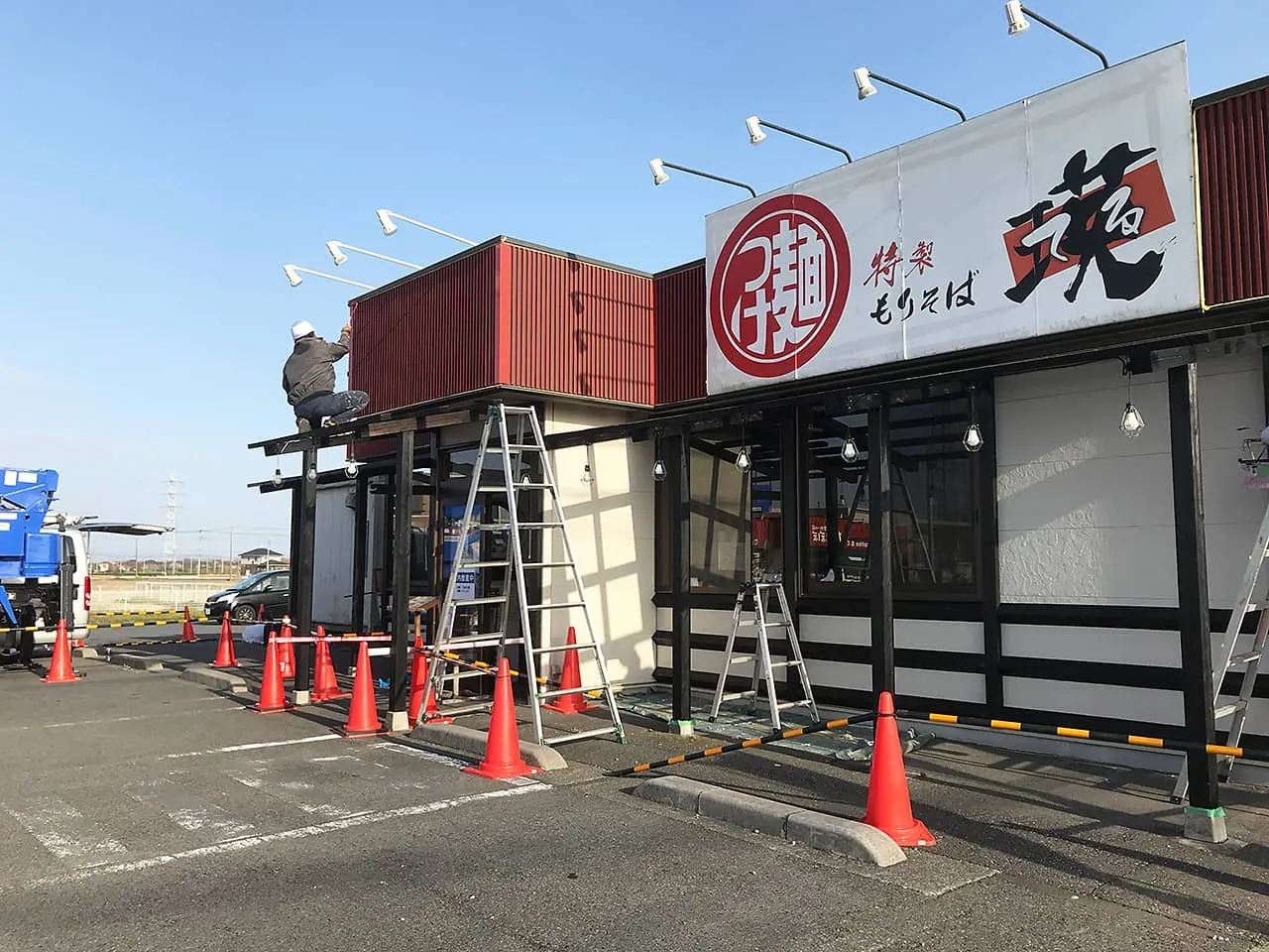 店舗外装を塗装中