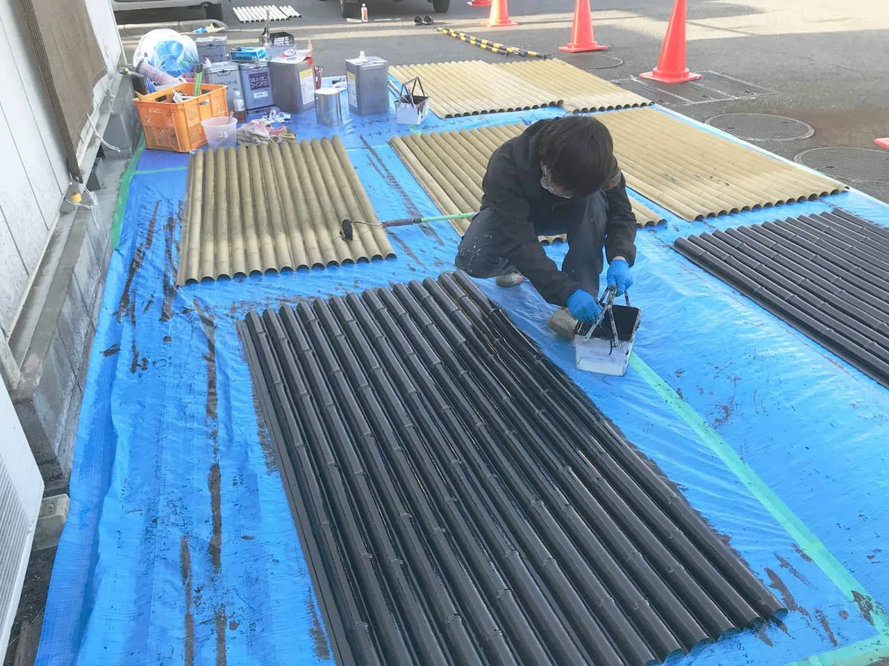 塗装した竹を庇に取り付け中