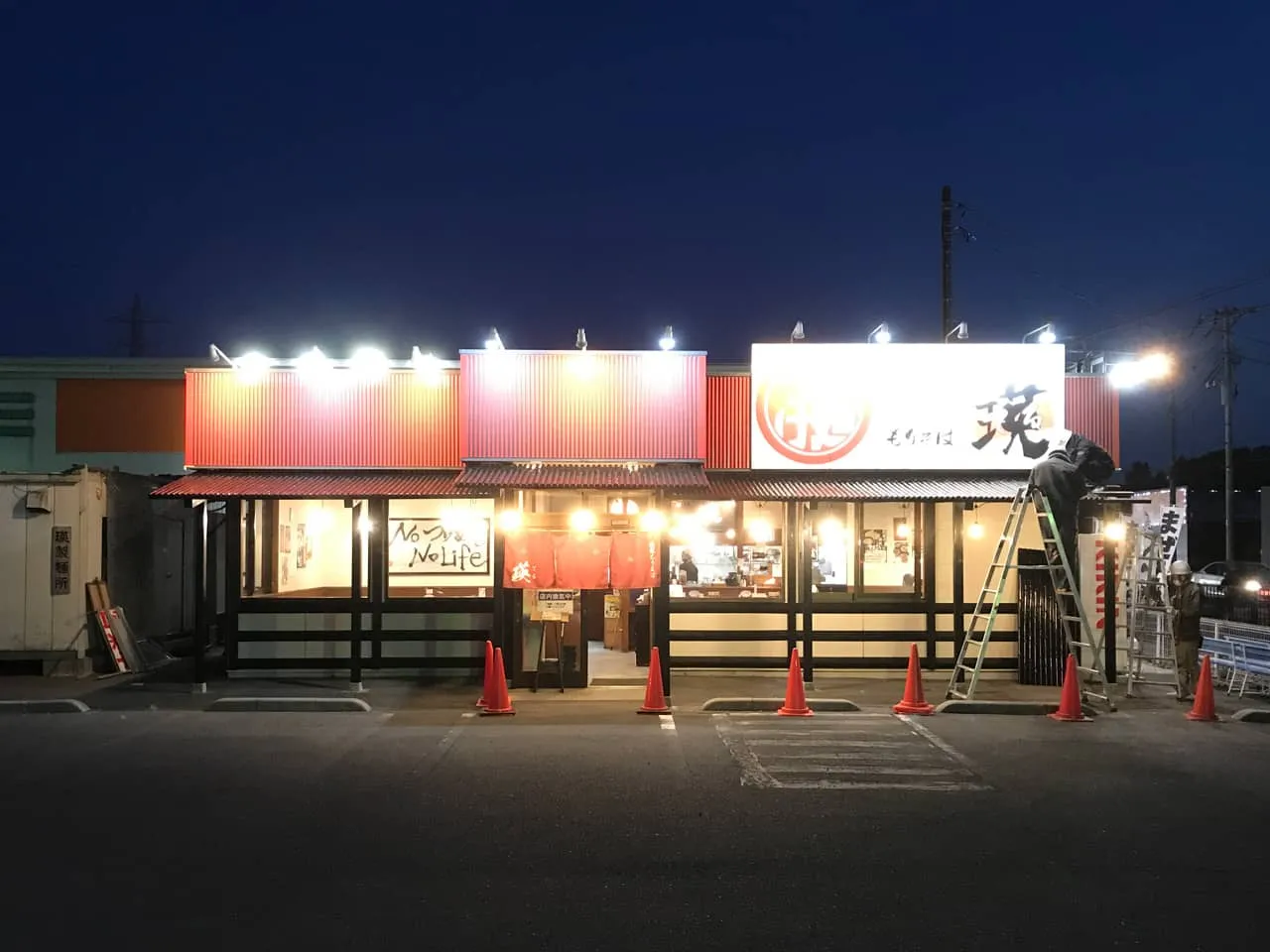 営業中を知らせる豚の看板