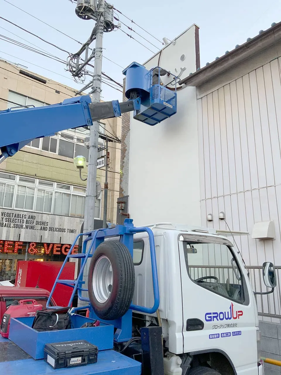 店舗壁面にカルプ文字を設置しているところ