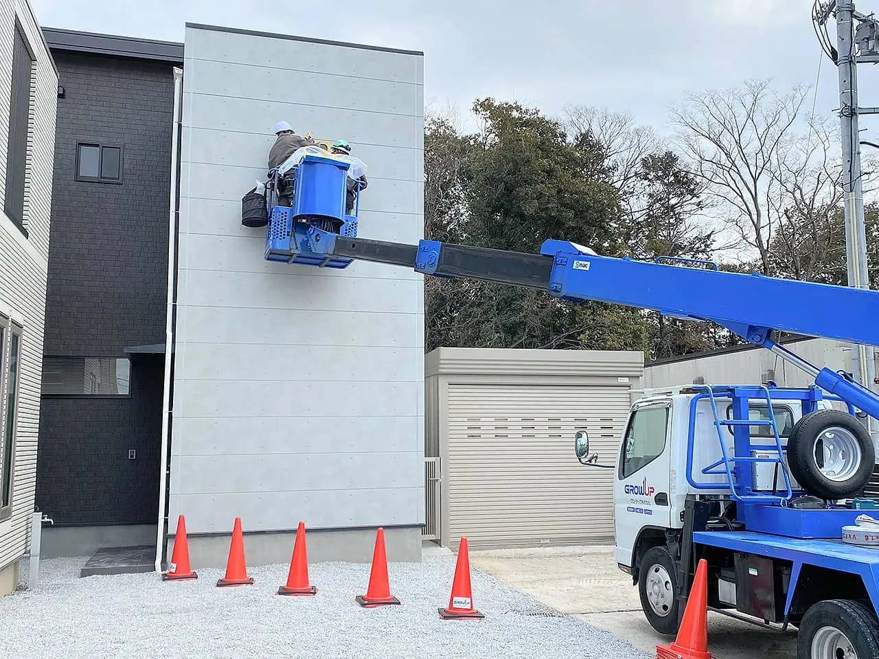 高所作業車でチャンネル文字設置作業