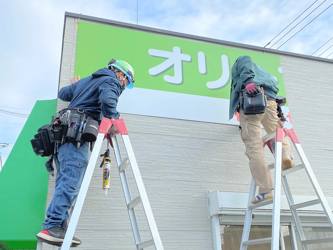 明るい色合いのプレート看板