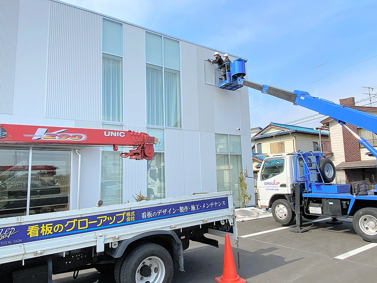 高所作業車でチャンネル文字を取り付け