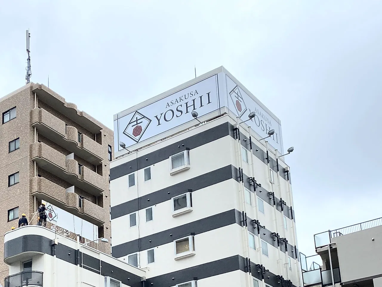 浅草吉居ホテルの塔屋看板