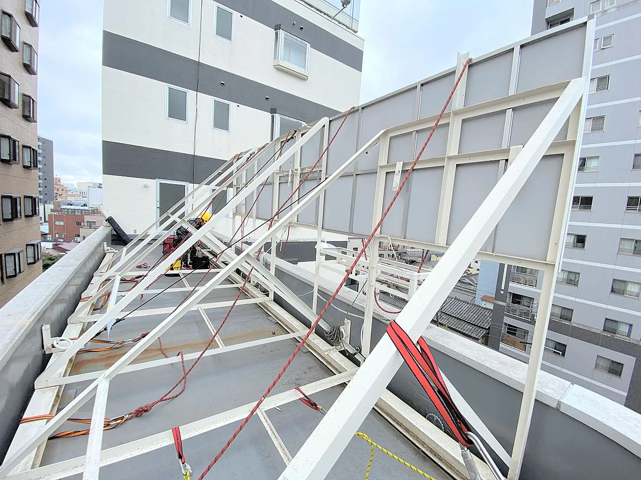 浅草吉居ホテルの屋上看板の裏側