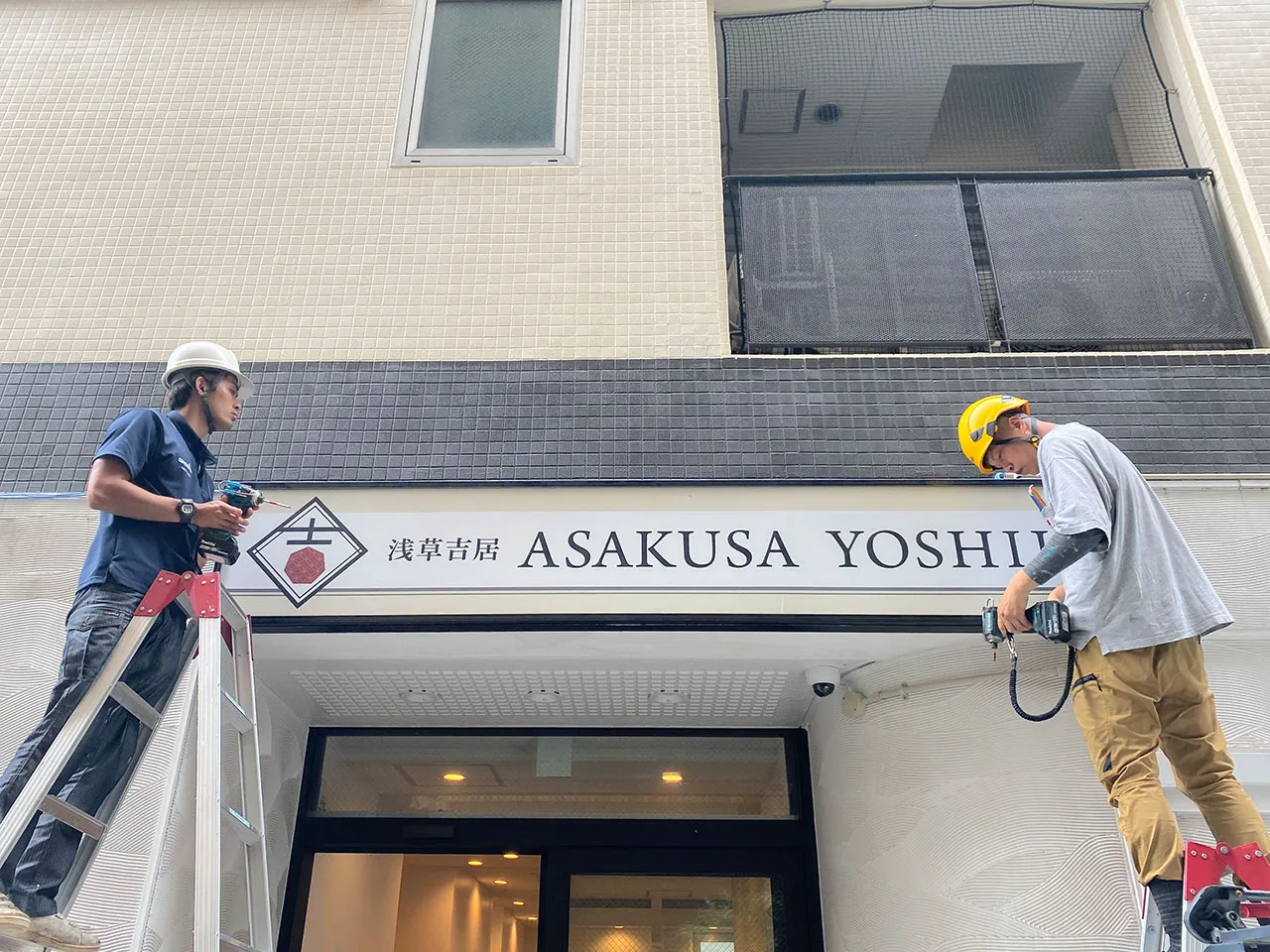 浅草吉居ホテルのファサード看板