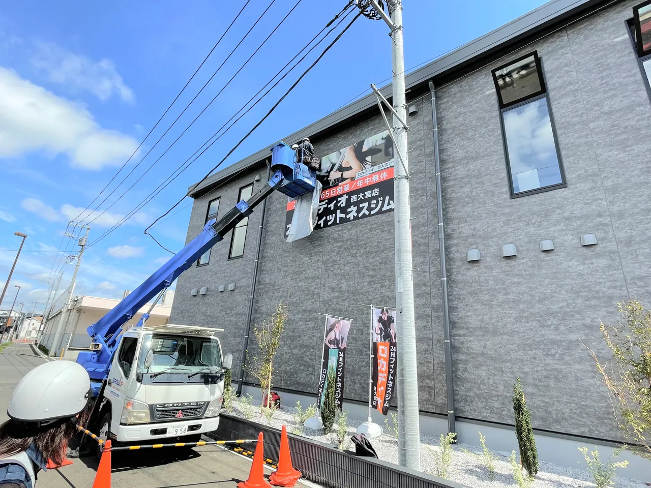 電線の近くで壁面看板を設置
