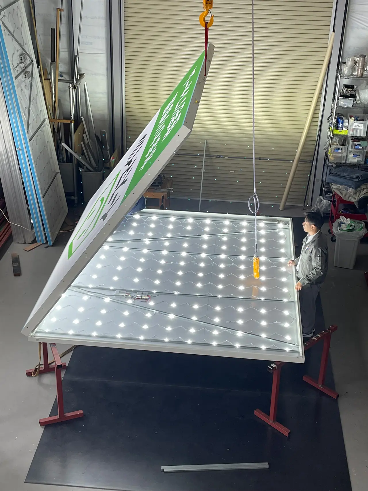 内照式看板を開けてLEDモジュールを均等に配置したところ