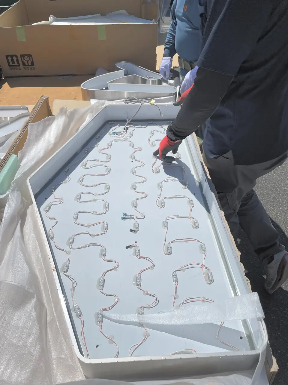 チャンネル文字の中のLEDモジュールを点検しているところ