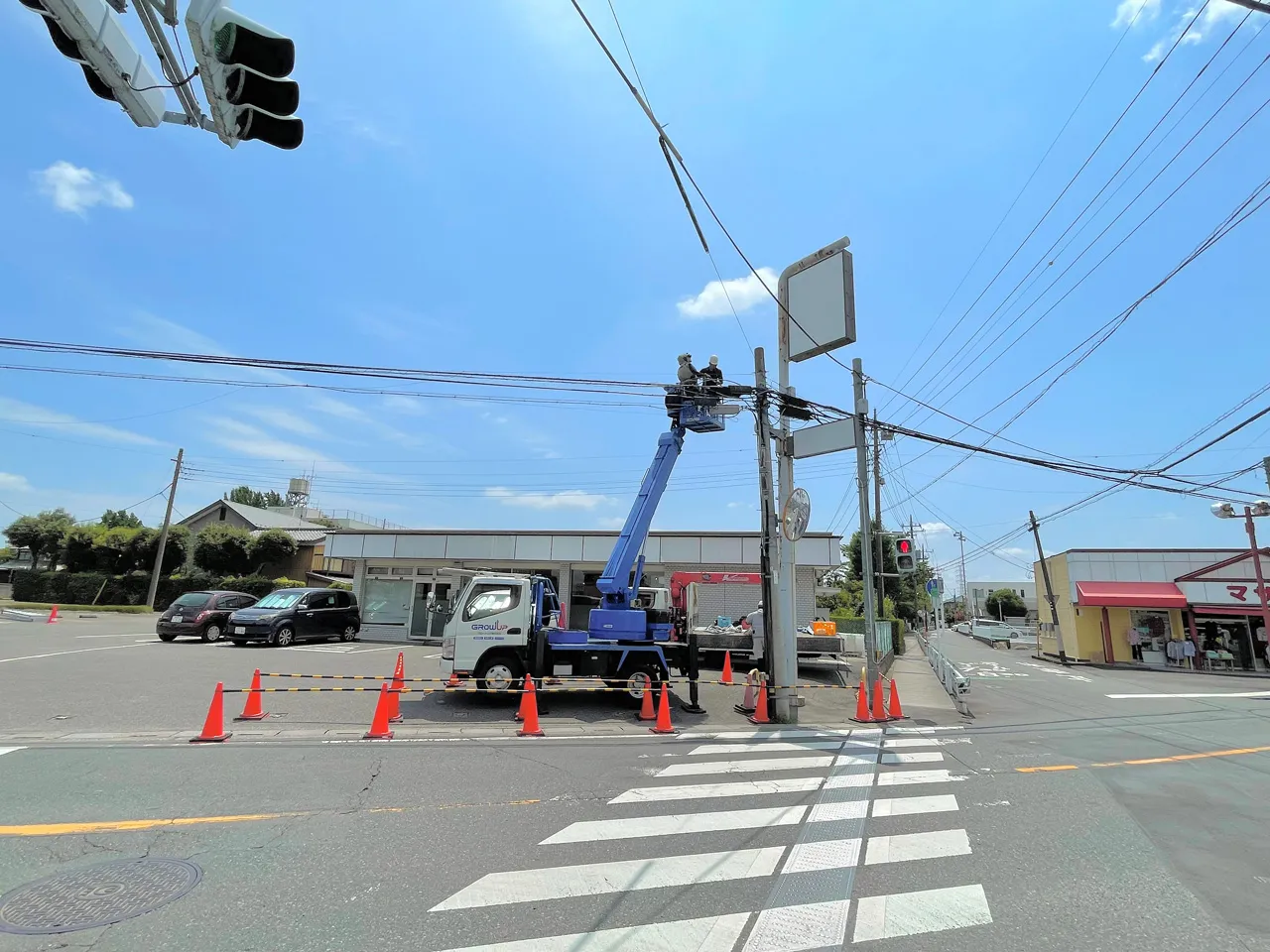 高所作業車で自立看板を施工しているところ