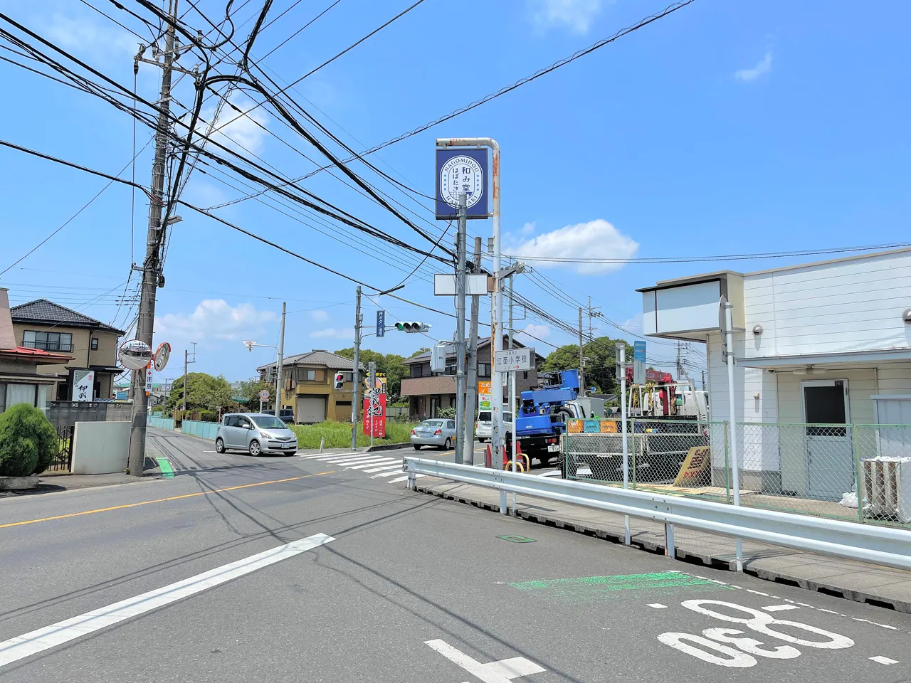 交差点から見た自立看板