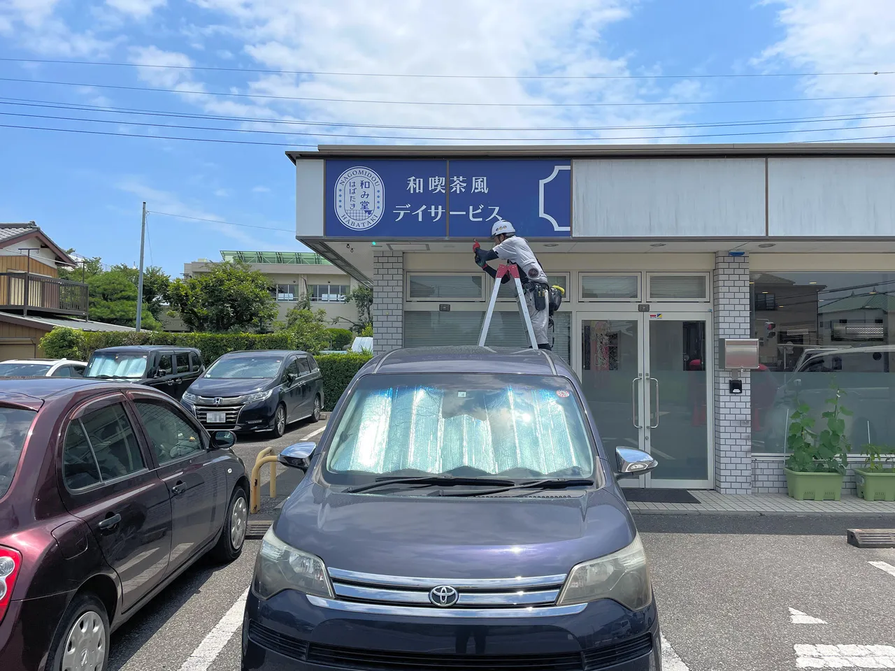 ファサード看板を施工しているところ