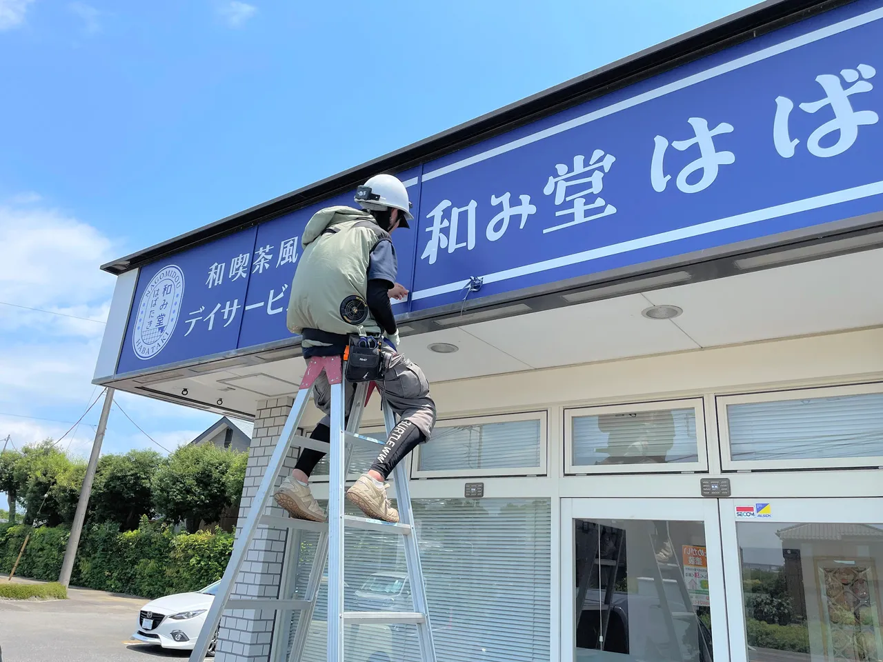 ファサード看板を施工しているところ