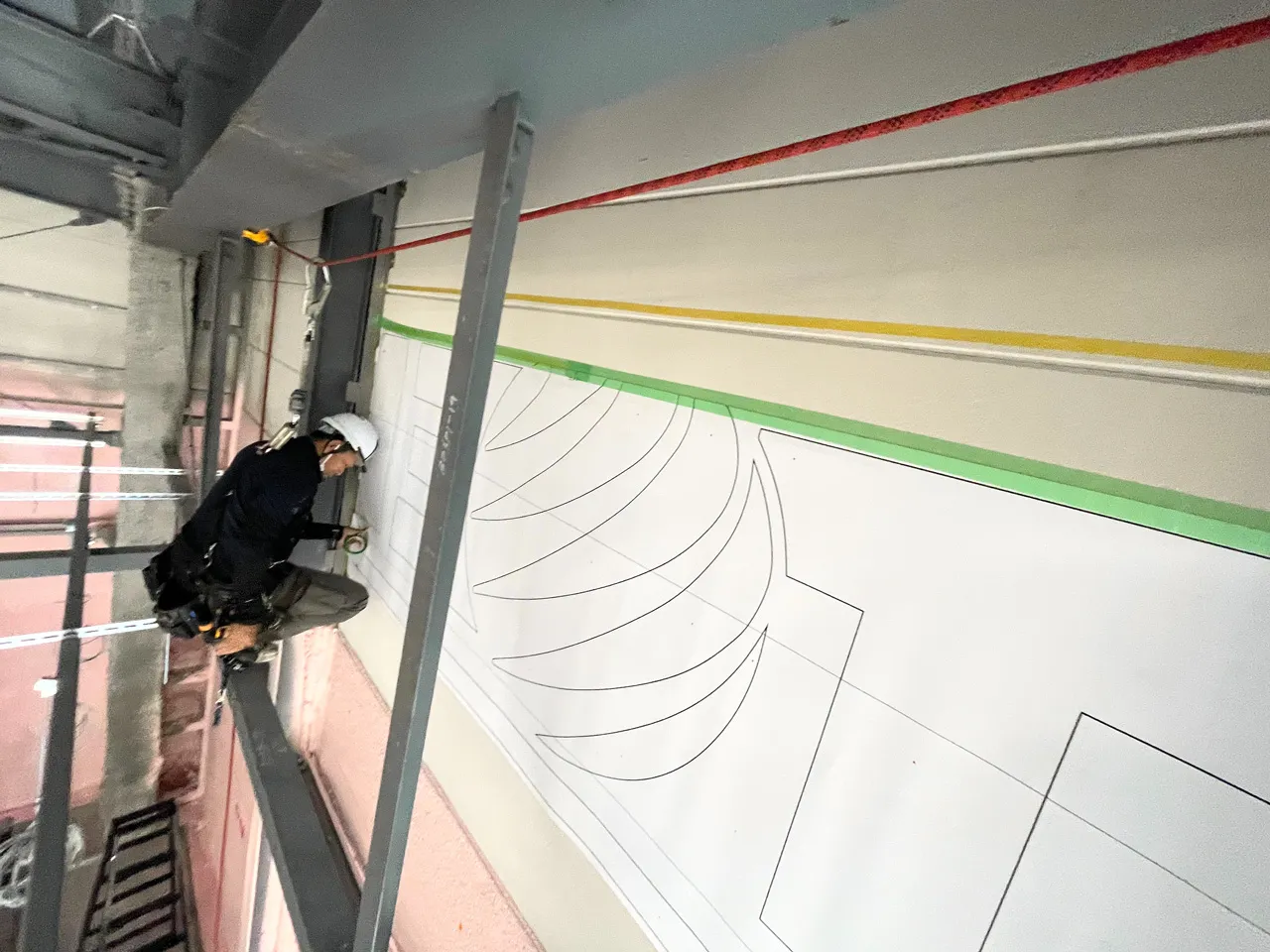 チャンネル文字を設置する位置を建物内から見たところ