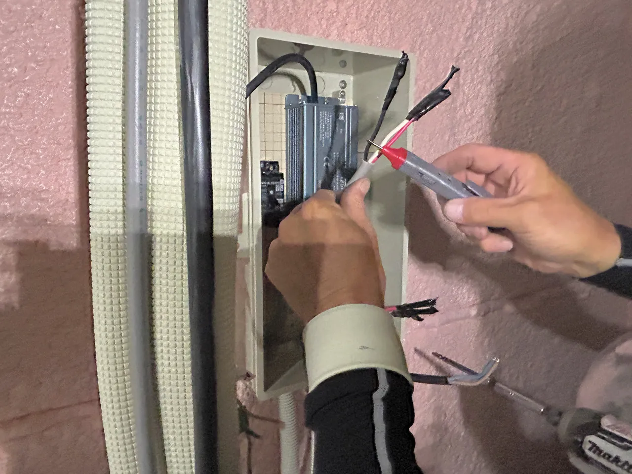 LED電源と漏電遮断機を電源ボックスに収める電気工事