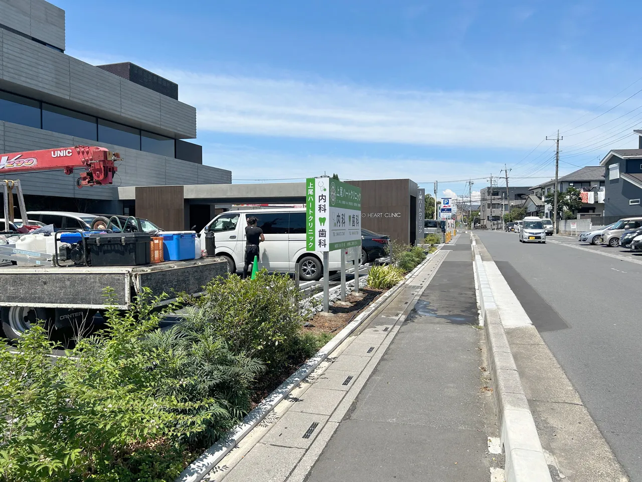 歩道から見た上尾ハートクリニック様の野立看板