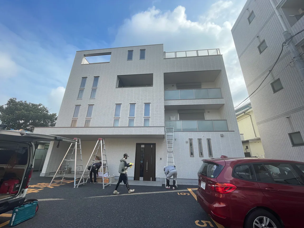 看板設置のために脚立を準備しているところ