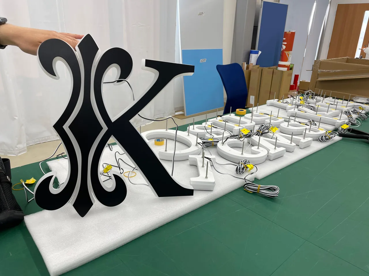LEDの仕込みの終わったチャンネル文字