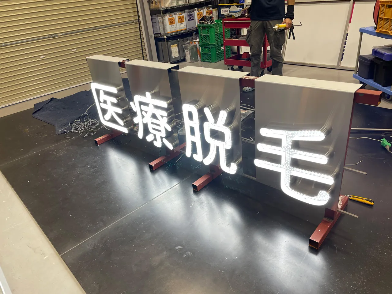 自社工場でチャンネル文字の点灯テスト