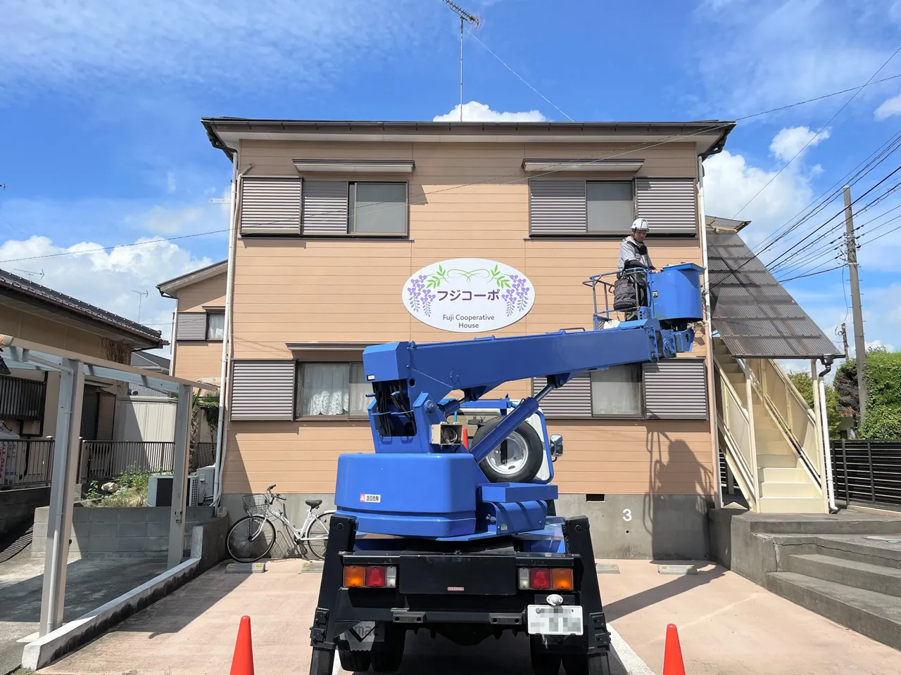 プレート看板を貼り終えたところ