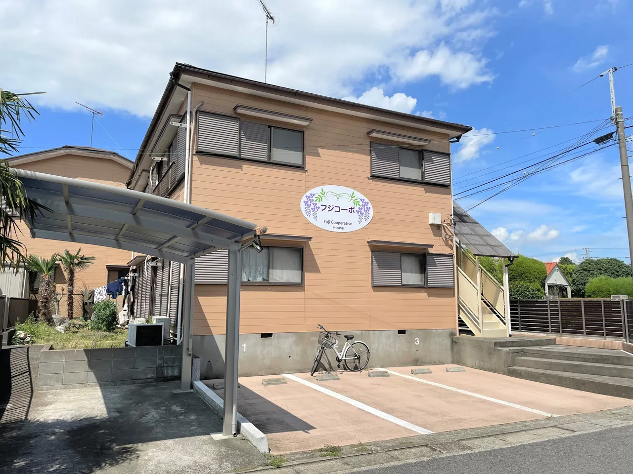バランスよくプレート看板を貼り終えたところ